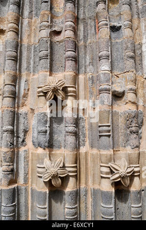 Dettagli del portico della chiesa romanica di San Pietro nella città medievale di Blesle Haute Loire Auvergne Francia Foto Stock