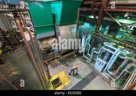 Ingegnere in turbine a gas di potenza elettrica impianto gas di scarico condensa e camera di processo Foto Stock