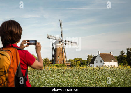 Paesi Bassi, Nuenen, villaggio di Vincent van Gogh. Mulino a vento De Roosdonck, che appare su 7 disegni. Escursionista prende foto Foto Stock