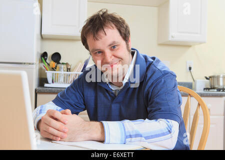 La tecnologia e l'ingegnere programmatore con Aspergers sorridente Foto Stock