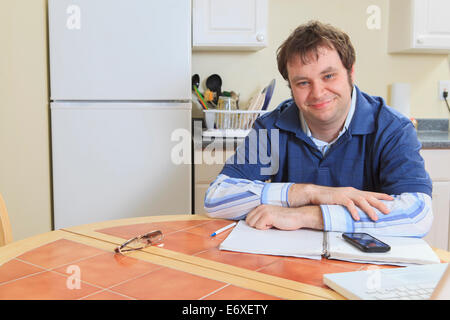 Programmatore con Aspergers lavorando sul suo computer di casa Foto Stock