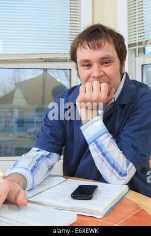 La tecnologia e l'ingegnere programmatore con Aspergers lavorando sul suo computer di casa Foto Stock