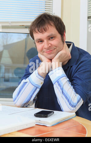 La tecnologia e l'ingegnere programmatore con Aspergers lavorando sul suo computer di casa Foto Stock