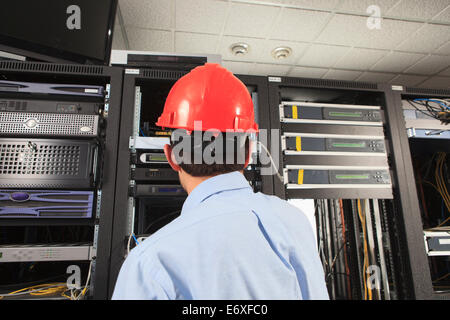 Ingegnere di rete in dati centro di distribuzione Foto Stock