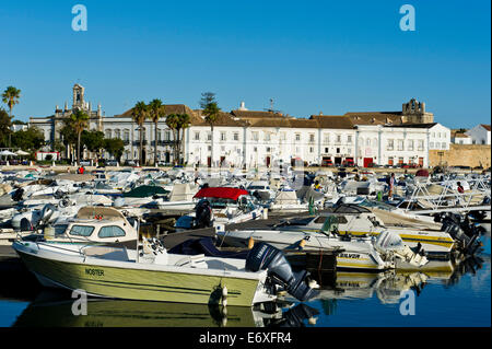 Marina e la città vecchia a Faro Algarve Portogallo. Foto Stock