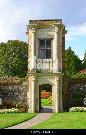 Carta d'ingresso alla Torre di giardino murato, Gadebridge Park, Hemel Hempstead, Hertfordshire, England, Regno Unito Foto Stock