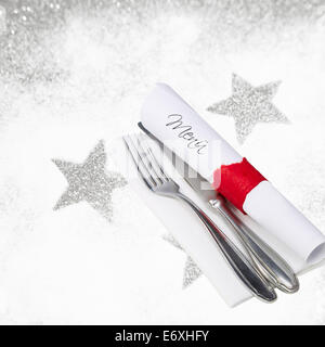 La decorazione di articoli per la tavola di Natale - coltello e forchetta su uno sfondo bianco - idea di decorazione per alberghi Foto Stock