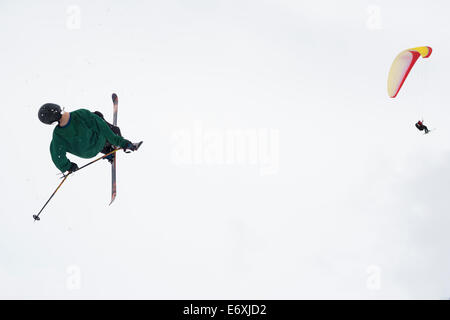 Freestyle sciatore in azione, whitestyle open, freestyle, Muerren, cantone di Berna, Svizzera Foto Stock