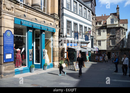 Gli amanti dello shopping e ai turisti sul Royal Mile con la casa di John Knox in background. Foto Stock