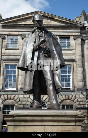 Statua di Sherlock Holmes in memoria di Sir Arthur Conan Doyle in Picardy Place, Leith Walk, Edimburgo Foto Stock