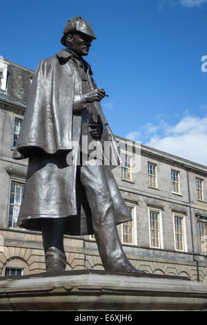 Statua di Sherlock Holmes in memoria di Sir Arthur Conan Doyle in Picardy Place, Leith Walk, Edimburgo Foto Stock