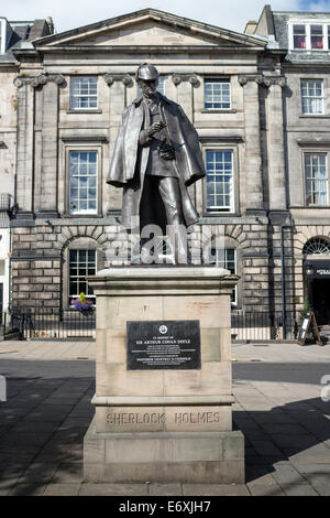 Statua di Sherlock Holmes in memoria di Sir Arthur Conan Doyle in Picardy Place, Leith Walk, Edimburgo Foto Stock