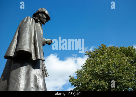 Statua di Sherlock Holmes in memoria di Sir Arthur Conan Doyle in Picardy Place, Leith Walk, Edimburgo Foto Stock