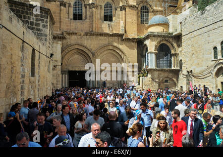 Persone in piedi nel cortile della chiesa del Santo Sepolcro durante il fuoco santo cerimonia tenutasi a Gerusalemme, Israele Foto Stock