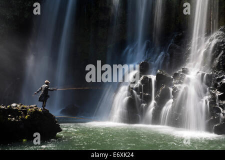 Pescatore a Lily cascata nei pressi del villaggio di Ampefy, Madagascar, Africa Foto Stock