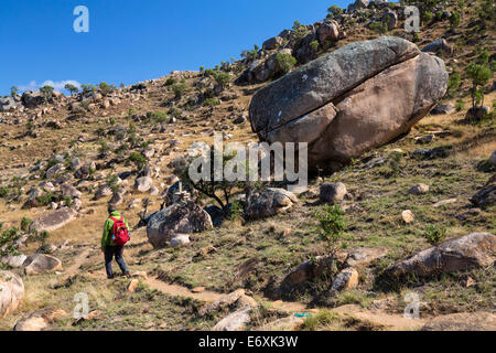 Escursionista in Valle Tsaranoro, highlands, a sud del Madagascar, Africa Foto Stock