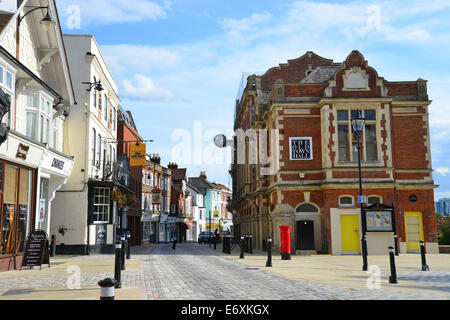 Piazza del Mercato che mostra il Vecchio Municipio, High Street, Città Vecchia, Hemel Hempstead, Hertfordshire, England, Regno Unito Foto Stock