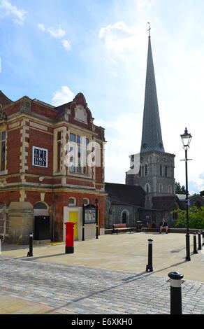 Piazza del Mercato che mostra la Chiesa Parrocchiale di Santa Maria, High Street, Città Vecchia, Hemel Hempstead, Hertfordshire, England, Regno Unito Foto Stock