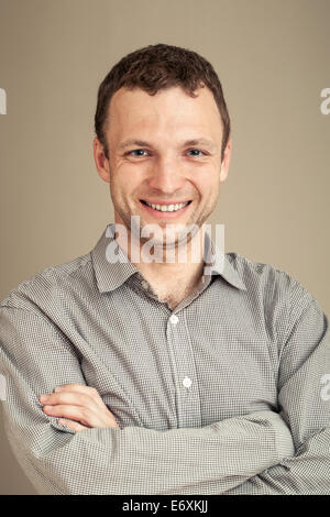 Giovane uomo caucasico sorrisi, casual ritratto in studio, con effetto tonico Foto Stock