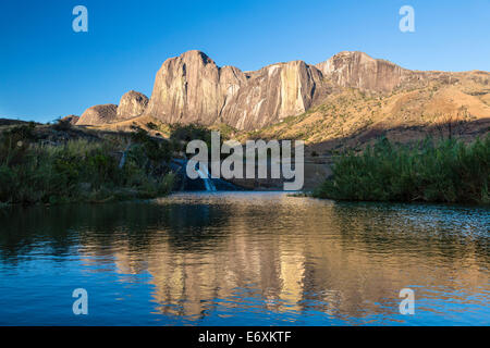 Massiccio Tsaranoro con la riflessione, highlands, a sud del Madagascar, Africa Foto Stock