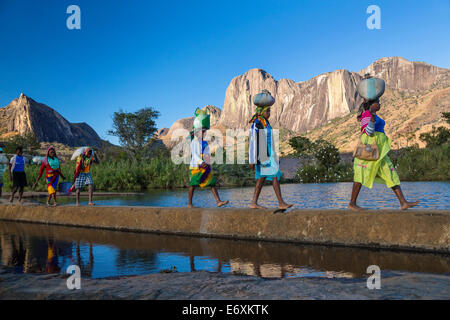 Madagascan donne di fronte al massiccio Tsaranoro, highlands, a sud del Madagascar, Africa Foto Stock