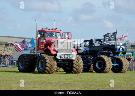 Un monster truck display che coinvolgono la frantumazione auto dai veicoli grandi Pete e Grim Reaper presso la grande Dorset vapore Fair 2014 Foto Stock