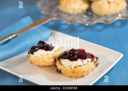 Latticello scones con fatti in casa confettura di more e crème fraiche. Foto Stock