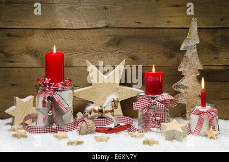 Decorate Natale carta con candele rosse e stelle su sfondo di legno Foto Stock