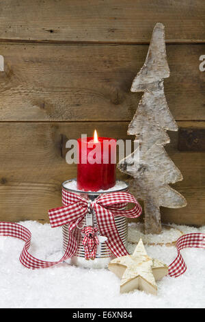 Decorazione di Natale:struttura in legno,stelle,candela e neve su sfondo di legno con copia spazio per un biglietto di auguri Foto Stock