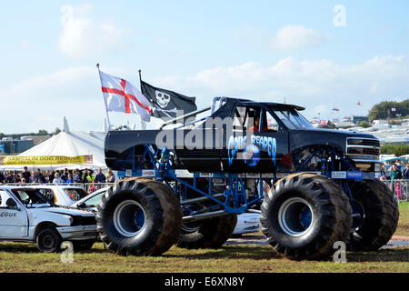 Un monster truck display che coinvolgono la frantumazione auto dai veicoli grandi Pete e Grim Reaper presso la grande Dorset vapore Fair 2014 Foto Stock