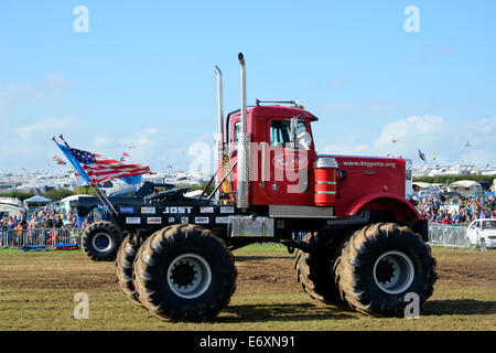 Un monster truck display che coinvolgono la frantumazione auto dai veicoli grandi Pete e Grim Reaper presso la grande Dorset vapore Fair 2014 Foto Stock