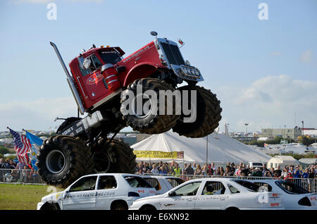 Un monster truck display che coinvolgono la frantumazione auto dai veicoli grandi Pete e Grim Reaper presso la grande Dorset vapore Fair 2014 Foto Stock