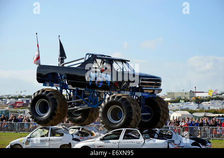 Un monster truck display che coinvolgono la frantumazione auto dai veicoli grandi Pete e Grim Reaper presso la grande Dorset vapore Fair 2014 Foto Stock