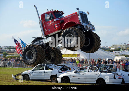 Un monster truck display che coinvolgono la frantumazione auto dai veicoli grandi Pete e Grim Reaper presso la grande Dorset vapore Fair 2014 Foto Stock