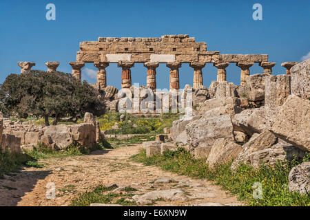 Il Tempio C è il più antico e il più grande tempio dell'acropoli di Selinunte, Sicilia, Italia, Europa Foto Stock