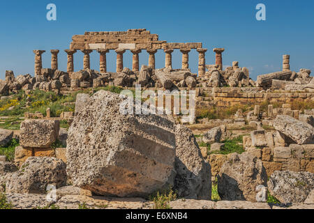 Il Tempio C è il più antico e il più grande tempio dell'acropoli di Selinunte, Sicilia, Italia, Europa Foto Stock