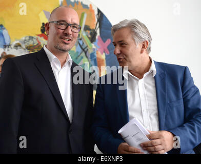 Berlino, Germania. 01 Sep, 2014. Presidente della SPD di Berlino Jan Stoess (L) e il sindaco di Berlino Klaus Wowereit parlare a Kurt-Schumacher-Haus a Berlino, Germania, 01 settembre 2014. La Berlin DOCUP intende annunciare i candidati per la carica di sindaco di Berlino. Foto: BRITTA PEDERSEN/DPA/Alamy Live News Foto Stock