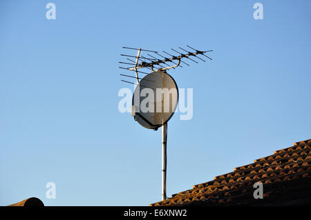 Parabola satellitare e antenna televisiva sul tetto di casa, Stanwell Moor, Surrey, England, Regno Unito Foto Stock