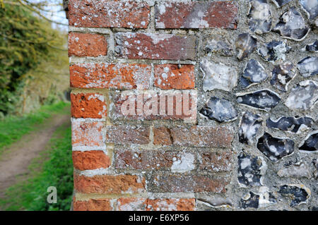 Mattone tradizionale e parete di selce, Oxfordshire, Regno Unito Foto Stock