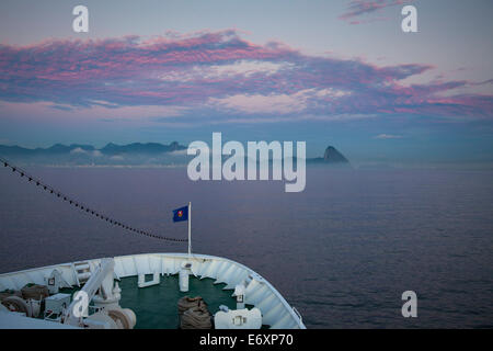 Prua di nave da crociera MS Deutschland (Reederei Peter Deilmann) avvicinamento Rio all'alba, con Pao de Acucar (Sugar Loaf) in montagna Foto Stock