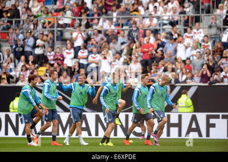 Duesseldorf, Germania. 01 Sep, 2014. Nazionale tedesco di giocatori di calcio Mario Goetze (L-R), Toni Kroos, Kevin Grosskreutz, Erik Durm, Matthias Ginter e Andre Schuerrle frequentare una formazione pubblica del tedesco della nazionale di calcio a Duesseldorf in Germania, 01 settembre 2014. Il tedesco della nazionale di calcio giocherà una partita amichevole contro l'Argentina il 03 settembre 2014. Foto: FEDERICO GAMBARINI/DPA/Alamy Live News Foto Stock