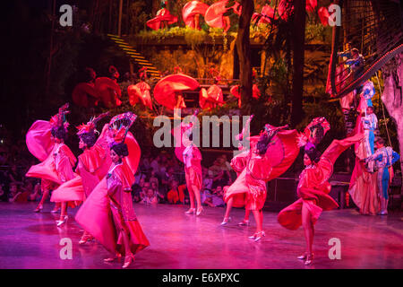 Spettacolo di danza al cabaret Tropicana Club show, Havanna, Havana, Cuba, Caraibi Foto Stock