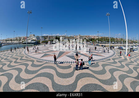 Il portogallo Lisbona: un ampio angolo di visione con i turisti camminando sulla rosa dei venti in Belém Foto Stock