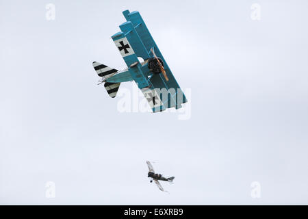 Questa è la Grande Guerra Display - Team Fokker dr1 Triplano visualizzato a Shoreham Airshow 2014, Shoreham Airport, East Sussex, Regno Unito. Foto Stock