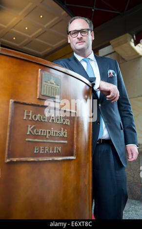 Berlino, Germania. 01 Sep, 2014. Emile Bootsma sorge all' ingresso dell' Hotel Adlon di Berlino, Germania, 01 settembre 2014. L'olandese è il nuovo direttore di Hotel Adlon Kempinski Berlin. Foto: BERND VON JUTRCZENKA/DPA/Alamy Live News Foto Stock