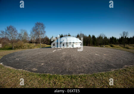 Verdun WW1 sito sul campo di battaglia di Verdun-sur-Meuse, Francia. Marzo 2014 visto qui : Il guscio ha paura del paesaggio e resti di smal Foto Stock