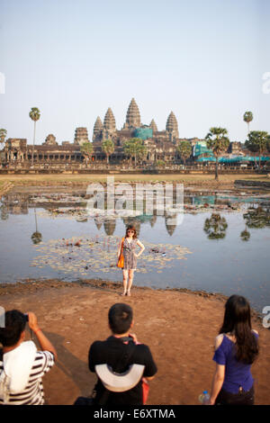 I turisti a scattare foto al mattino, Angkor Wat, Parco Archeologico di Angkor, Siem Reap, Cambogia Foto Stock