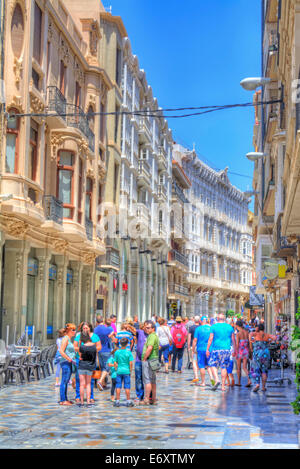 HDR della Calle Mayor, una strada stretta nella città di Cartagena, nella regione di Murcia, sud orientale della Spagna Foto Stock