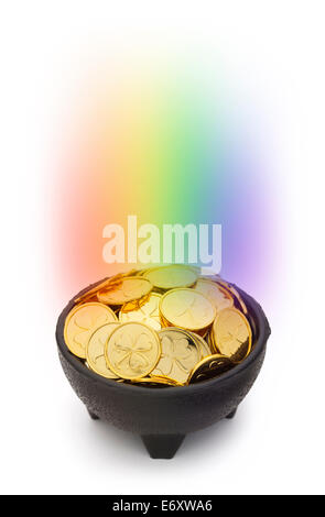 Pot nero d'oro con un arcobaleno e trifoglio monete isolati su sfondo bianco. Foto Stock