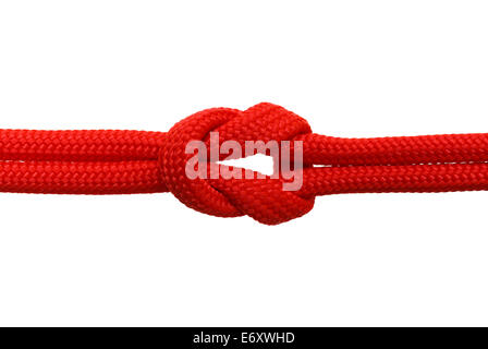 Rosso di corda in un nodo isolato su sfondo bianco. Foto Stock